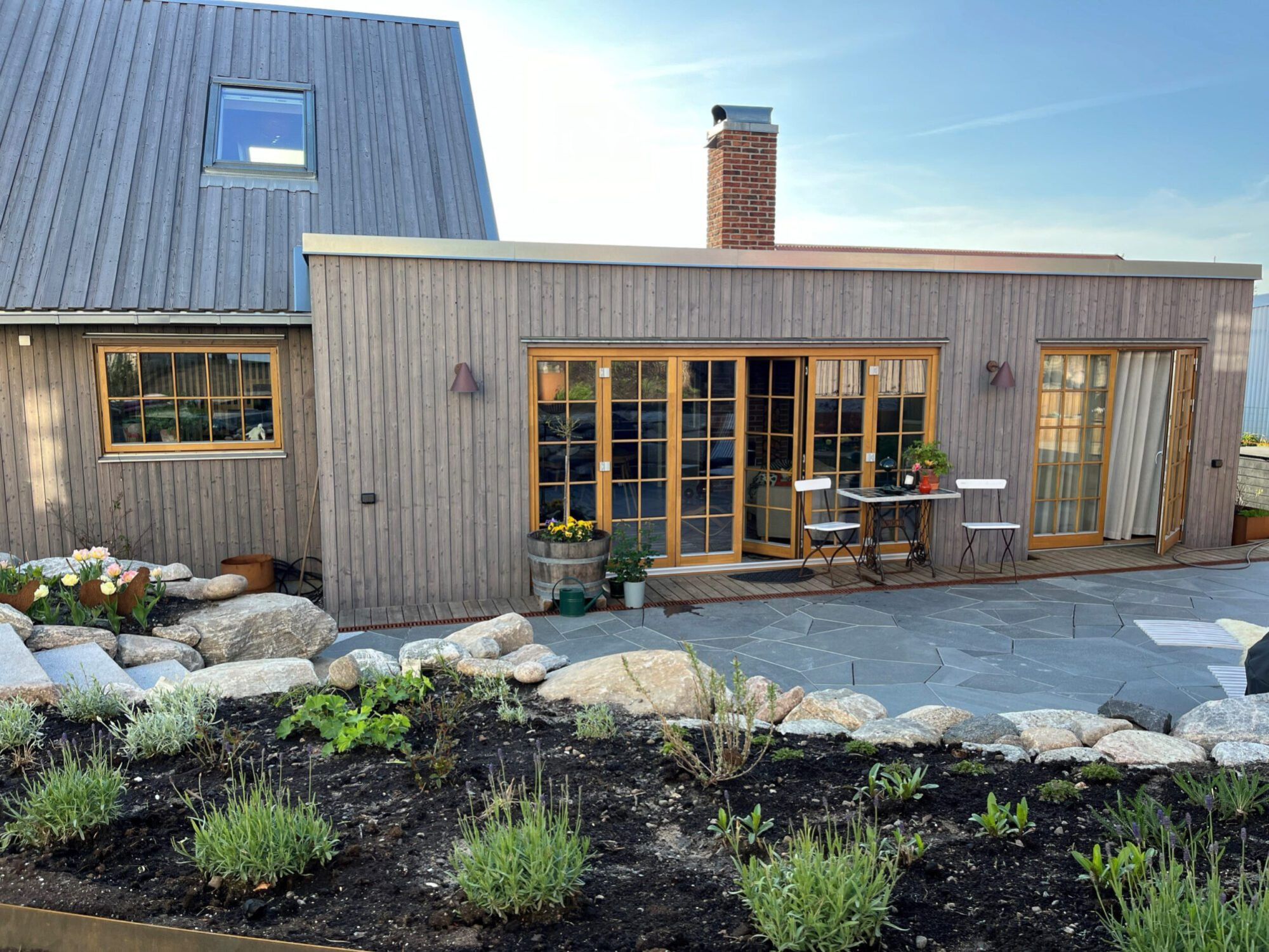 Fasad med minimalt underhåll i bränt trä.