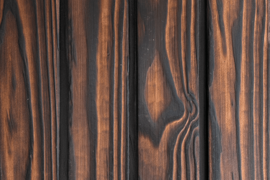 Bränt trä i färgen Natural.