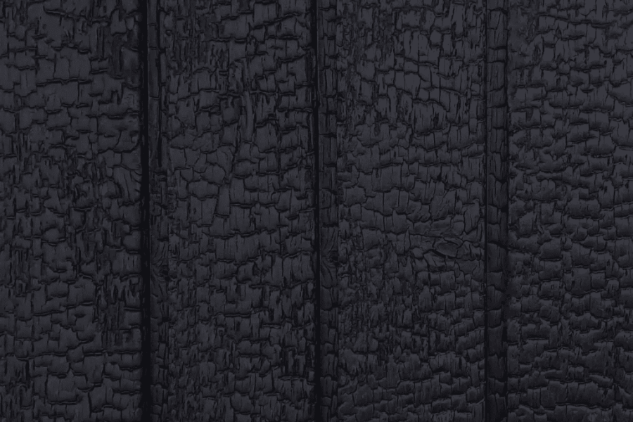 Bränt trä i färgen Carbon.