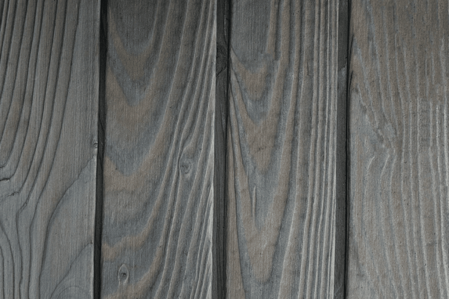 Bränt trä i färgen Silver.