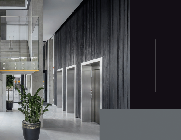 Interiör i bränt trä.