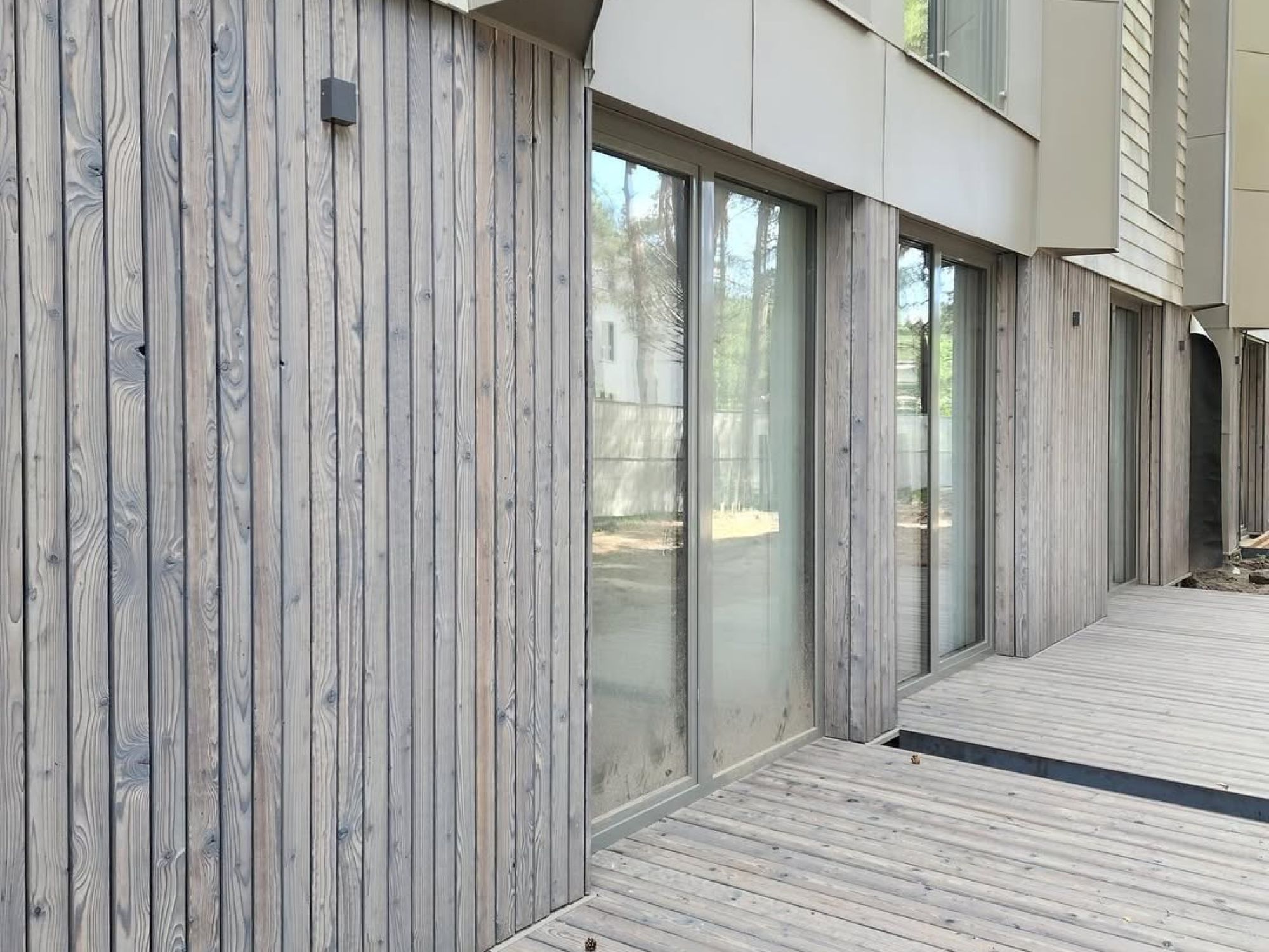 Fasad och terrass i hållbart och slitstarkt bränt trä.