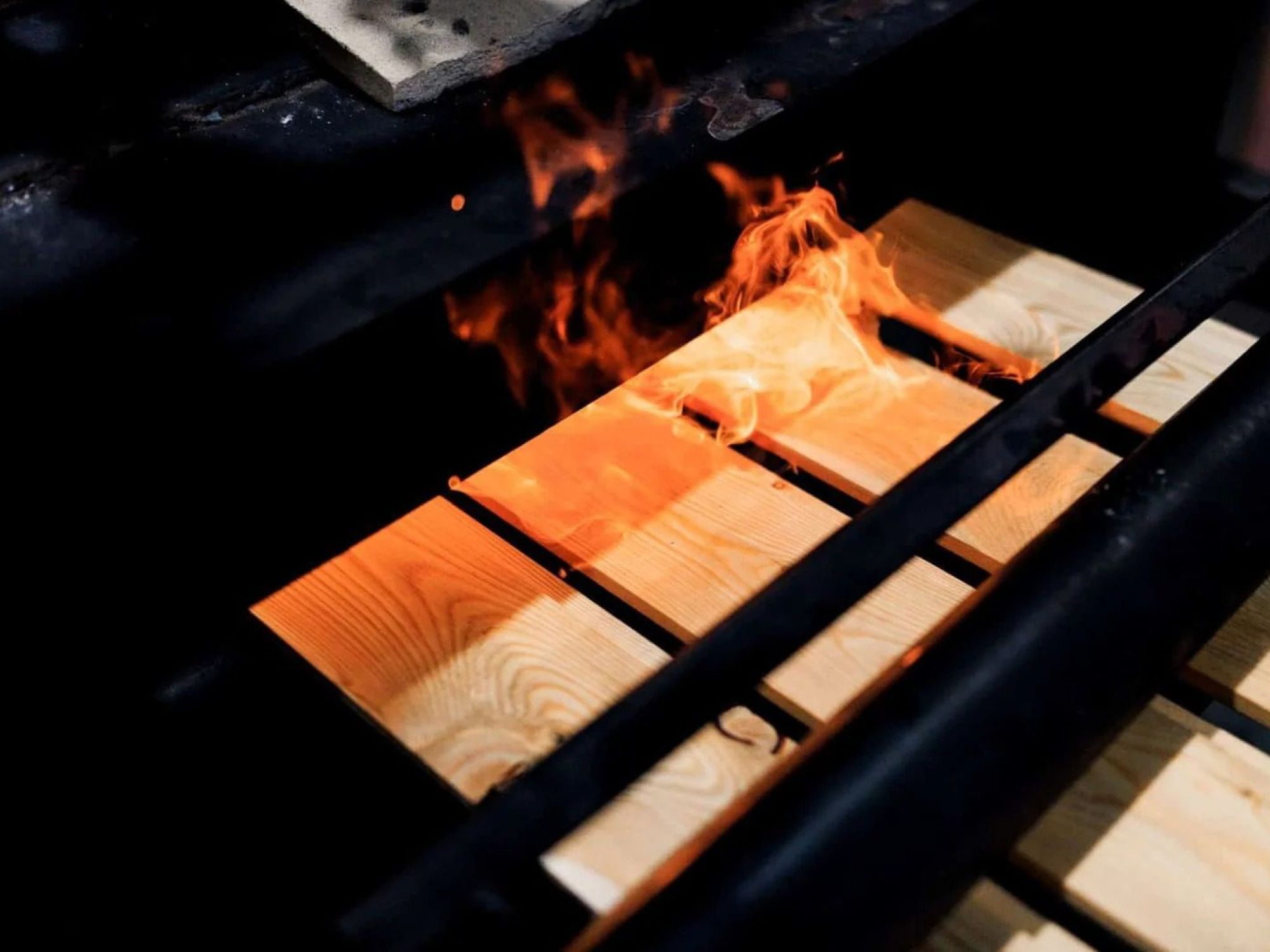 Trä som bränns enligt traditionell japansk teknik.