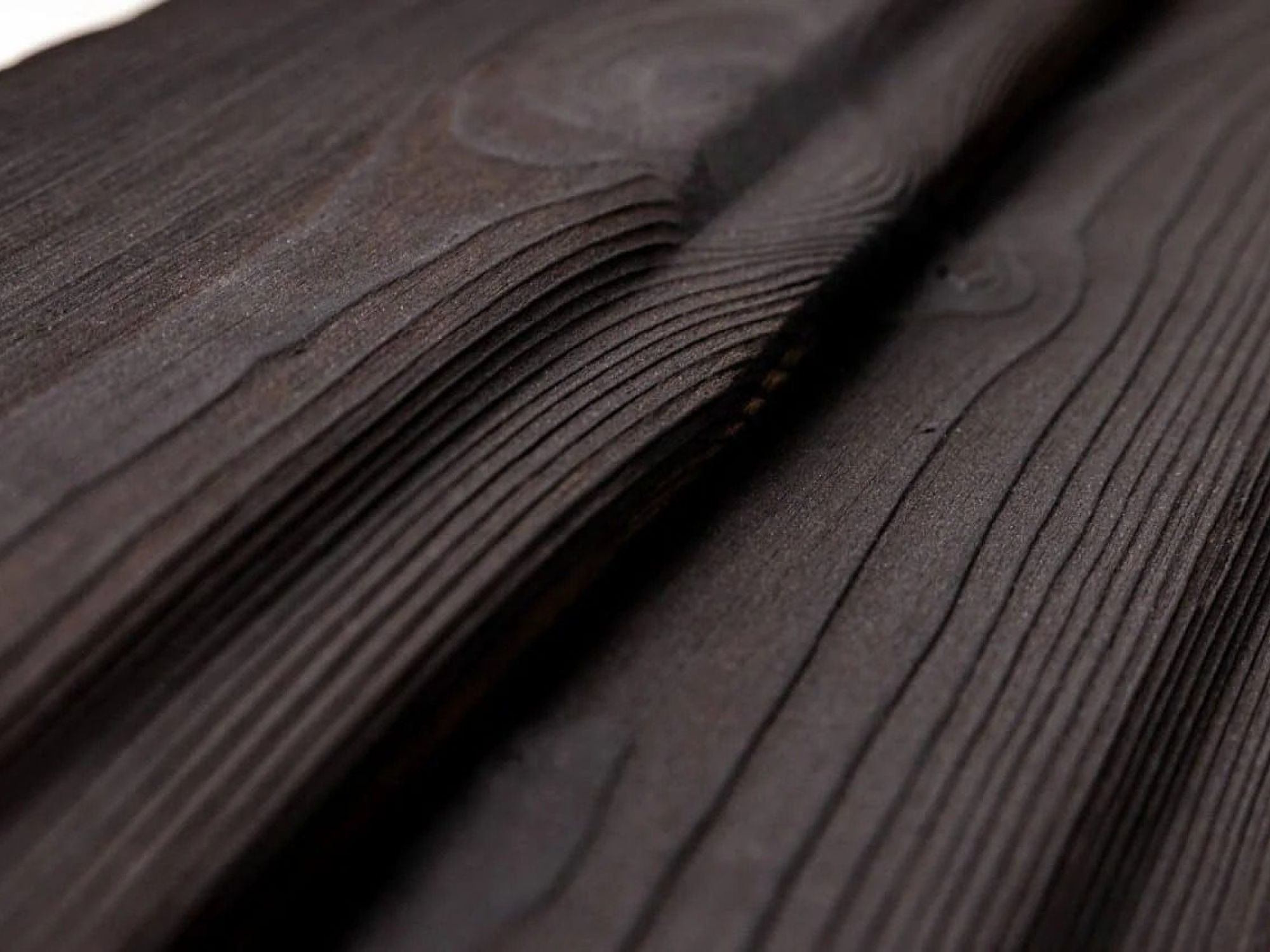 Japanskt bränt trä för fasad, terass, staket och heminredning.