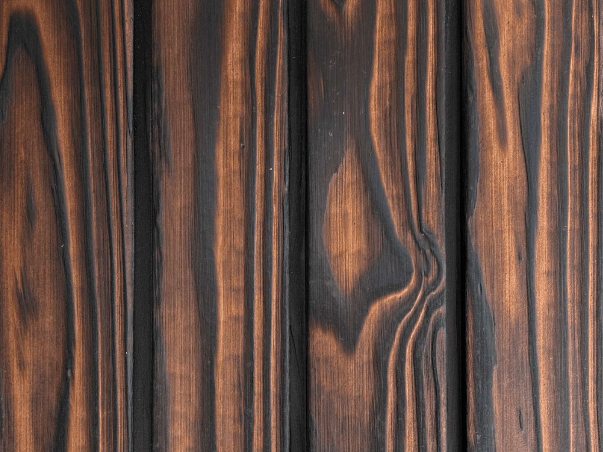 Bränt trä i färgen Natural.