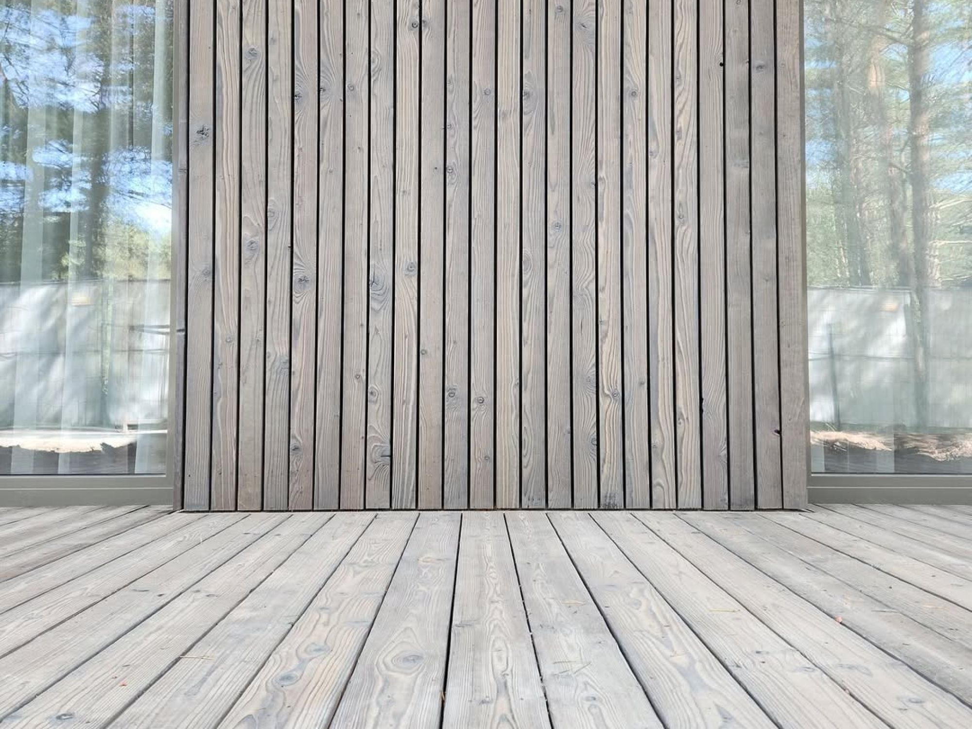 Terrass i hållbart och slitstarkt bränt trä.