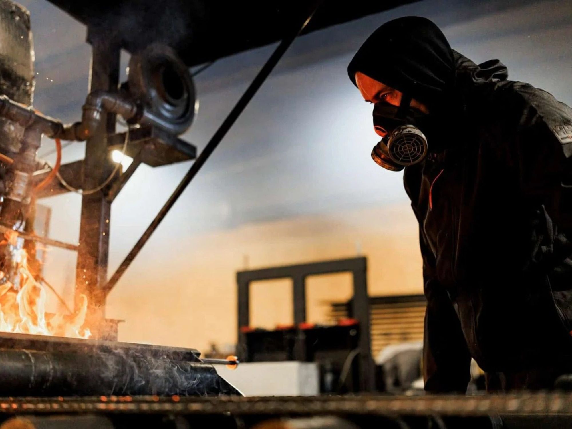 Tillverkning av bränt trä enligt traditionell japansk teknik.